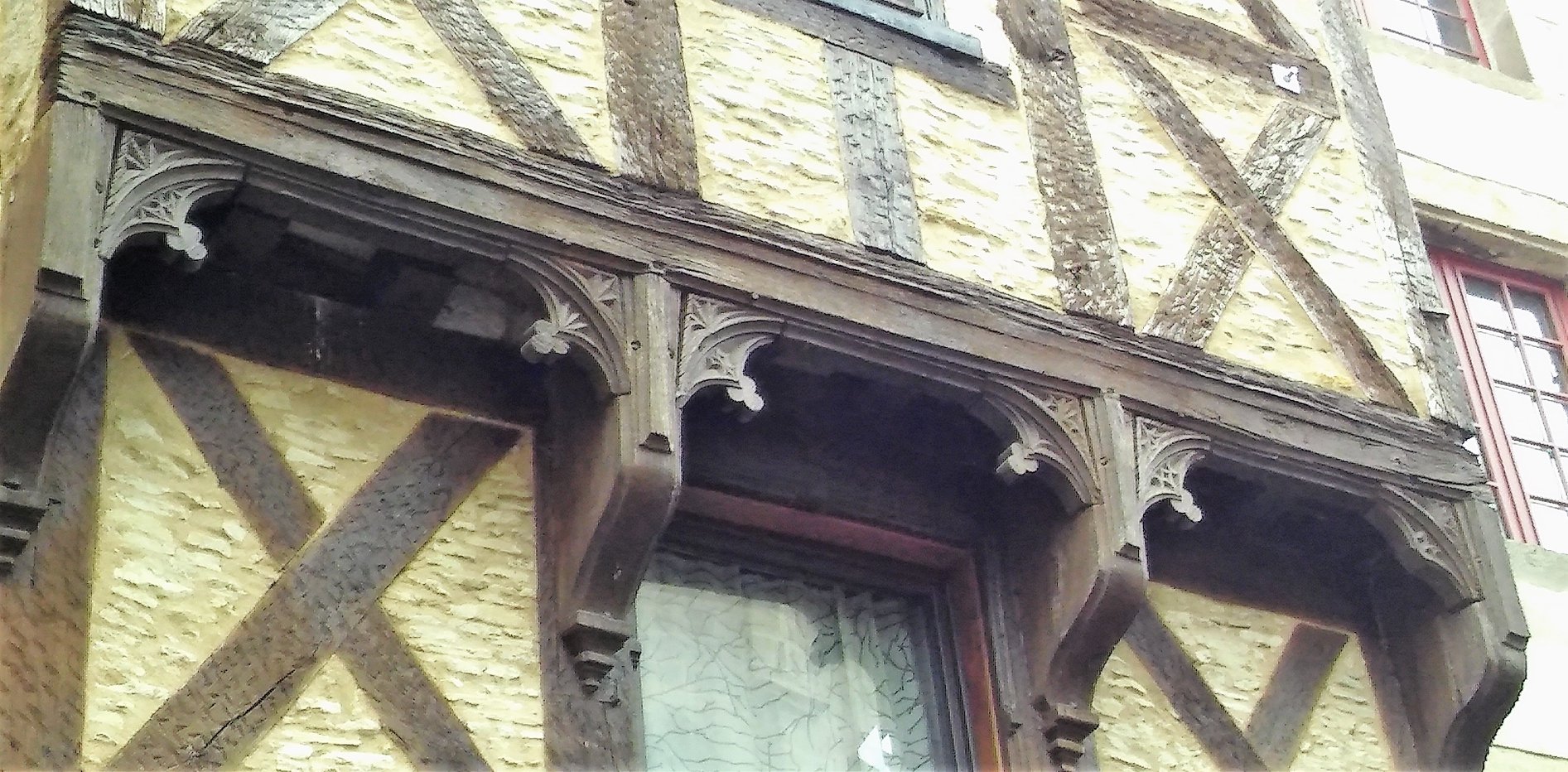 Detail van een middeleeuws pand in Billom, Livradois-Forez, Auvergne