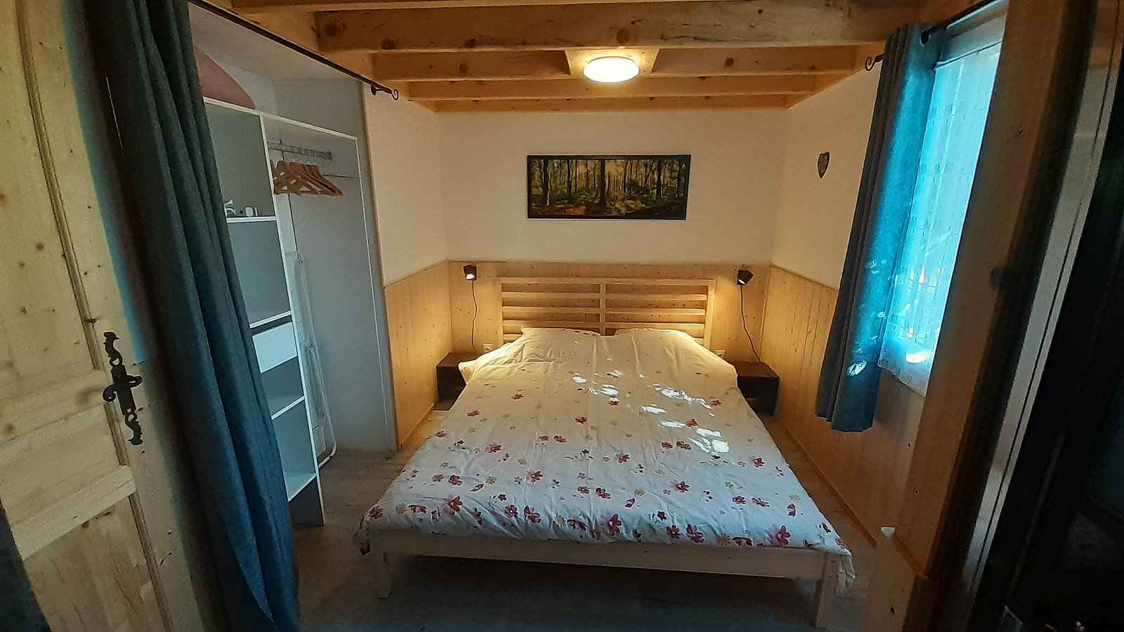 Slaapkamer met linnenkast in chalet La Coccinelle