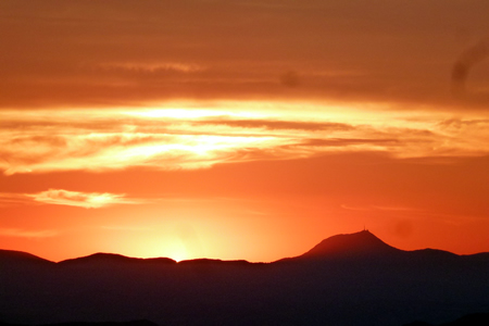 De zonsondergang gezien vanaf de belvédère in Deux Frères, Livradois-Forez, Auvergne